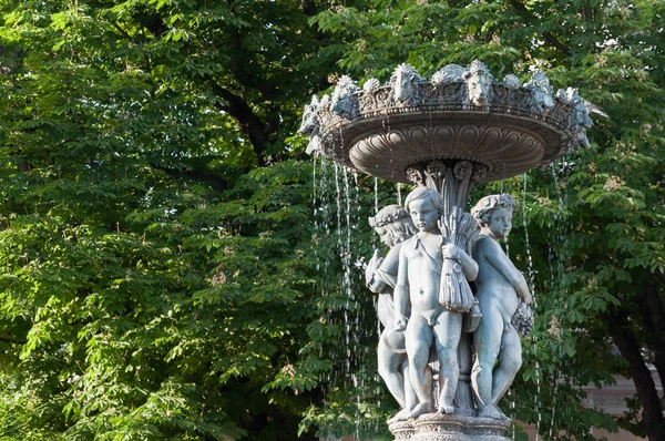 在巴黎，法国儿童雕像的喷泉 — 图库照片