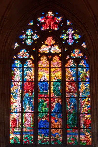 Glas-in-venster binnen de kerk — Stockfoto