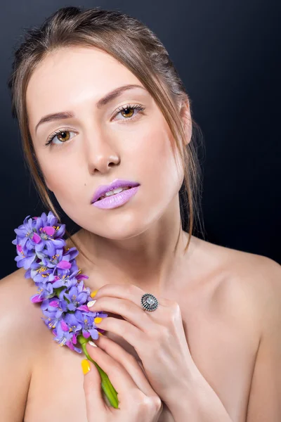 Сlose portrait of beautiful naked girl with bright makeup and s — Stock Photo, Image
