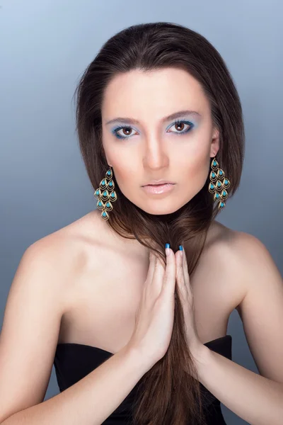 Hermosa chica con maquillaje brillante y cabello largo —  Fotos de Stock