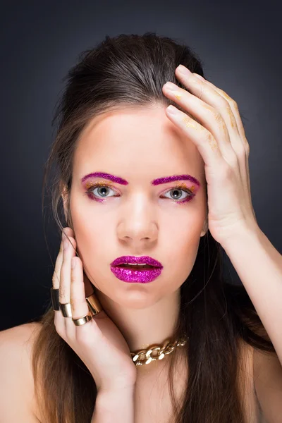 Bella ragazza con trucco luminoso e capelli lunghi — Foto Stock