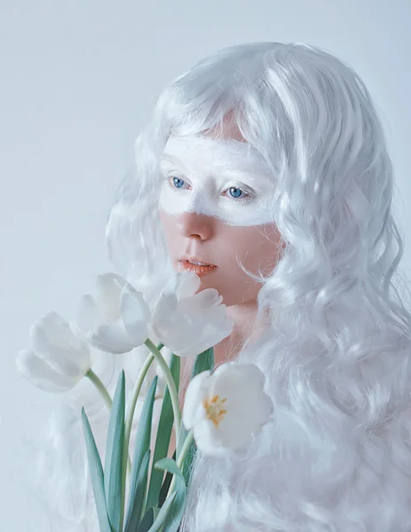 Hermosa chica con maquillaje blanco y pelo blanco largo sosteniendo una b —  Fotos de Stock