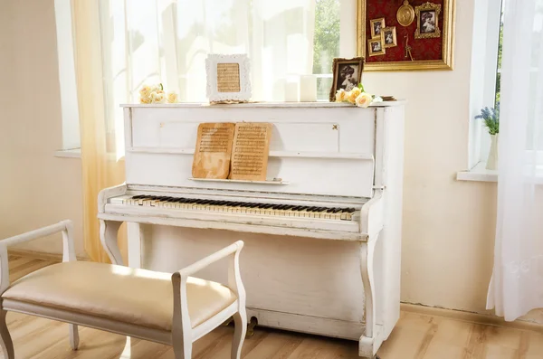 Gammal vit piano i vintage inredning — Stockfoto