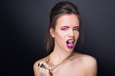 güzel kız makyaj parlak ve uzun saç. ateş moda