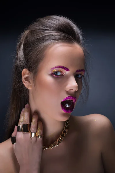 Mooi meisje met lichte make-up en lang haar. mode schot — Stockfoto