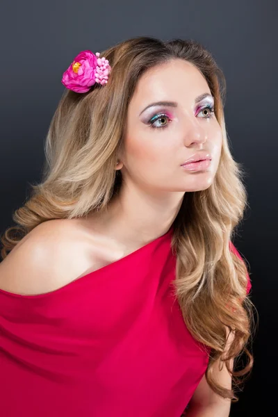 ? o portrét mladé krásné ženy s světlý make-up — Stock fotografie