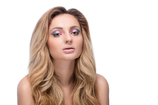 Krásná blondýnka s světlý make-up a dlouhé zvlněné vlasy. f — Stock fotografie