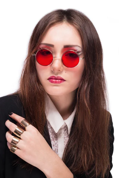 Menina bonita com maquiagem brilhante e óculos vermelhos redondos — Fotografia de Stock