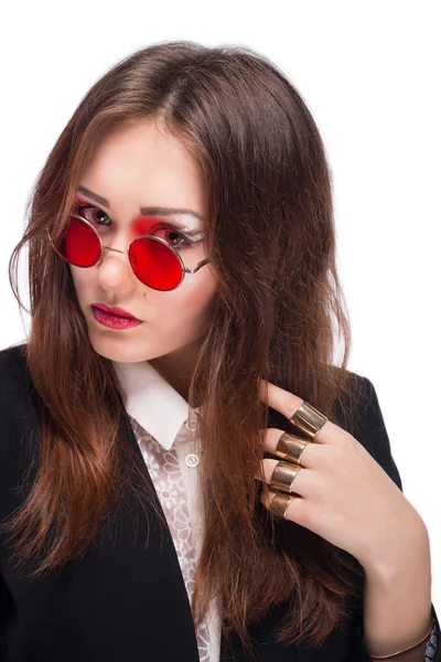 Vacker flicka med ljusa smink och runda röda glasögon — Stockfoto