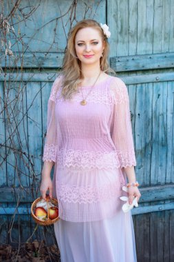 güzel bir sepet elma ve çiçek yaprakları sarışın kadınla