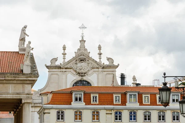 Posągi na dachach starych budynków, Portugalia — Zdjęcie stockowe