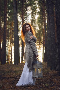 Ormanda fenerli güzel bir kadın.