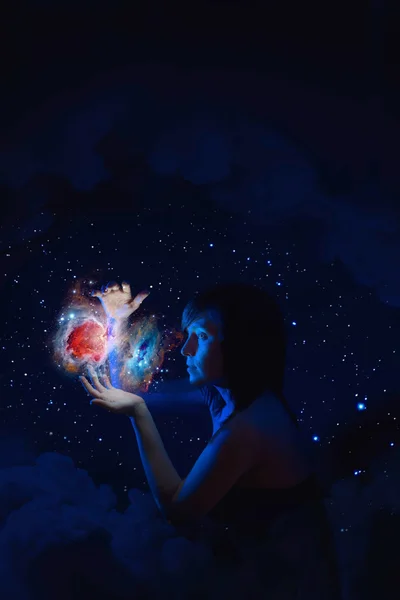Dziewczyna trzyma wszechświata w jej ręce — Zdjęcie stockowe