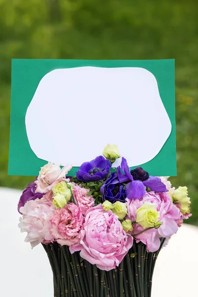 Bouquet and empty greetings card — Stock Photo, Image