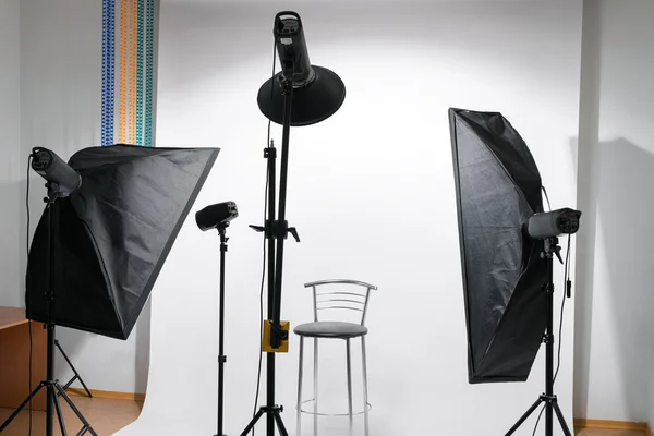 Studio foto kosong dengan peralatan — Stok Foto