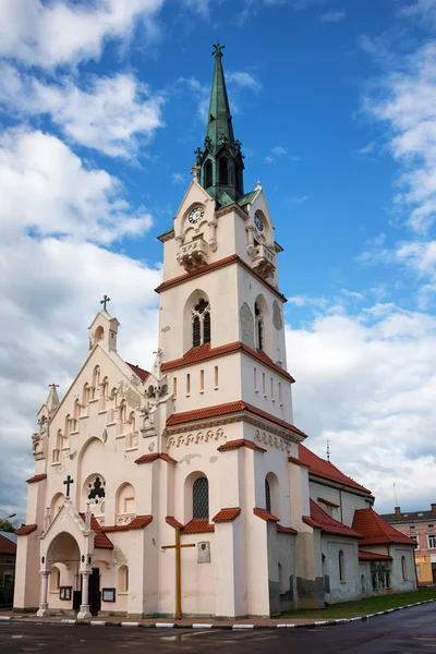 Katholische Kirche auf dem Platz — Stockfoto