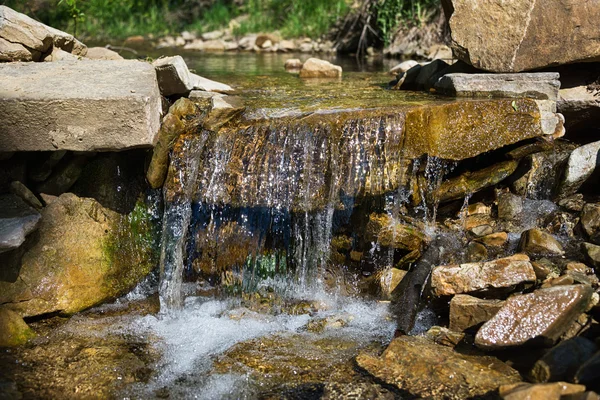 ลําธารร็อคกี้ที่มีน้ําตกใน Carpathians — ภาพถ่ายสต็อก