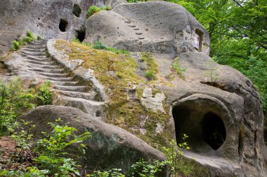 ormandaki eski mağara Manastırı