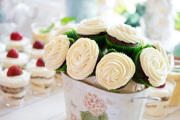 Bolo de buquê de casamento feito de cupcakes — Fotografia de Stock