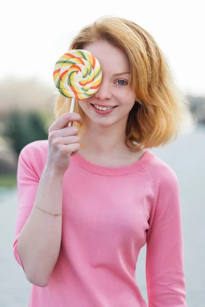 Lolipop ile neşeli bir kız. seçici odak — Stok fotoğraf