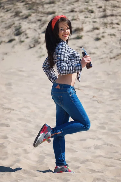 Pin-up girl dranken cola op het strand — Stockfoto