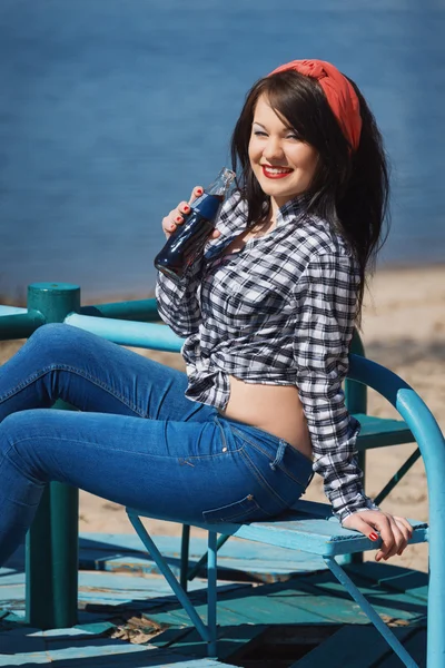 Pinup girl beve cola sulla spiaggia — Foto Stock