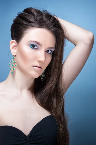 Piękna dziewczyna z jasny niebieski makijaż i biżuterię — Zdjęcie stockowe