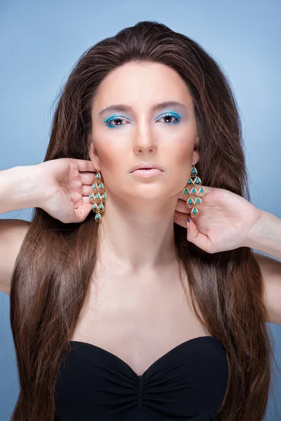 Menina Beautifu com maquiagem azul brilhante e jóias — Fotografia de Stock