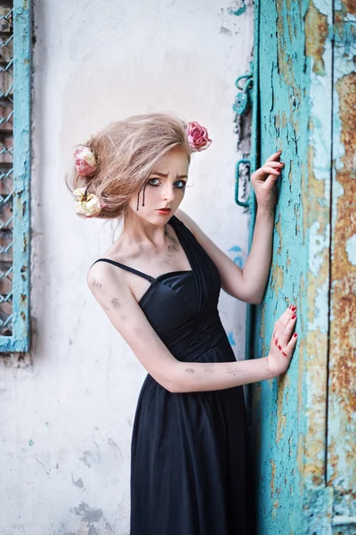 Fashionabla porträtt av en tårfylld tjej med torra blommor. retro s — Stockfoto