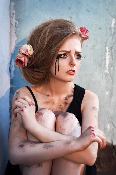 Ritratto alla moda di una ragazza in lacrime con fiori secchi. Retro s — Foto Stock