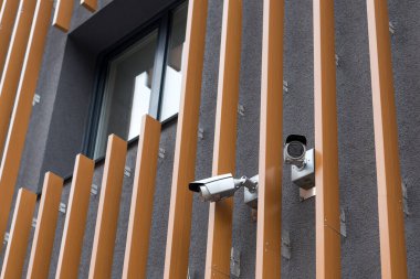 Modern binanın güvenlik kameraları. Profesyonel güvenlik kamerası. Led IR ışıkları olan kapalı devre kamera. Güvenlik sistemi, teknoloji konsepti. Açık hava güvenlik sistemi kontrolü için video ekipmanı.