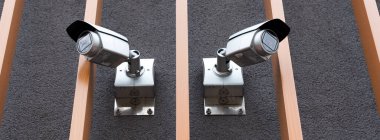 Modern binanın güvenlik kameraları. Profesyonel güvenlik kamerası. Led IR ışıkları olan kapalı devre kamera. Güvenlik sistemi, teknoloji konsepti. Açık hava güvenlik sistemi kontrolü için video ekipmanı.