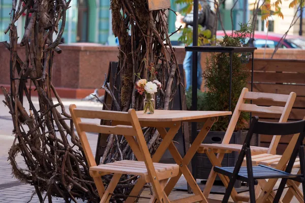 Порожні стільці у відкритому кафе або ресторані. Дерев'яні столи та стільці в тротуарному кафе — стокове фото