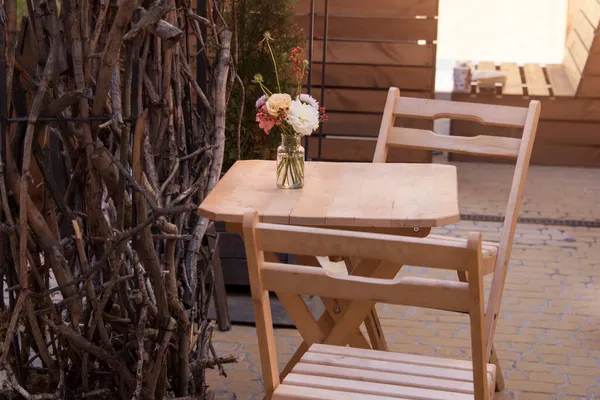 Пустые стулья в открытом кафе или ресторане. Деревянные столы и стулья в кафе на тротуаре — стоковое фото