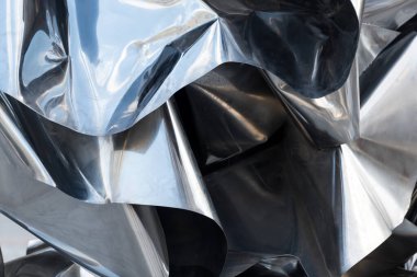 Buruşmuş ve metal dokusu çizilmiş. Metal yüzey levhası, çelik dokusu. Çarpışmadan sonra hurdaya çıkmış arabaların demir parçaları. Araba kazası.