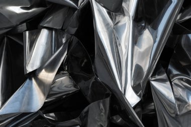 Buruşmuş ve metal dokusu çizilmiş. Metal yüzey levhası, çelik dokusu. Çarpışmadan sonra hurdaya çıkmış arabaların demir parçaları. Araba kazası.
