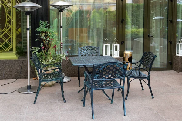 야외 카페나 레스토랑의 텅 빈 의자. 길가 카페에 있는 금속 탁자와 의자 — 스톡 사진