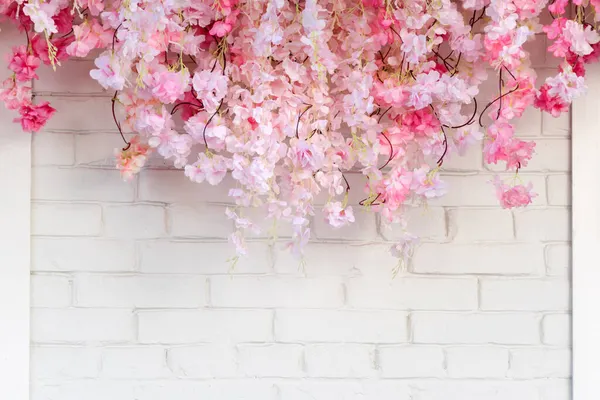 Virág textúra háttér esküvői jelenet. Virágok fehér téglafal szabad helyet a szövegnek. Esküvői vagy party dekoráció. Virágkötészet, virágkötészet — Stock Fotó
