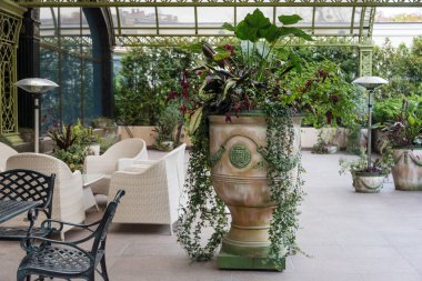 Açık kafede ya da restoranda boş sandalyeler. Kaldırımdaki kafede masa ve sandalyeler