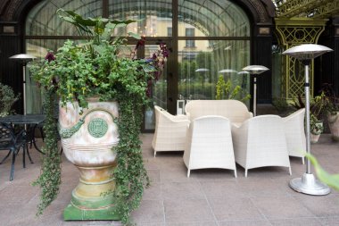 Açık kafede ya da restoranda boş sandalyeler. Kaldırımdaki kafede masa ve sandalyeler