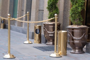 Otel girişinin yanındaki altın halat bariyerleri. Altın sırıkla barikat kurun..