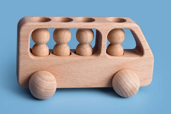 Mașină de lemn, jucărie pentru copii pe fundal albastru. Eco-friendly, jucării pentru copii mici din plastic gratuit. Educațional Montessori învățarea jucăriilor din lemn. — Fotografie, imagine de stoc