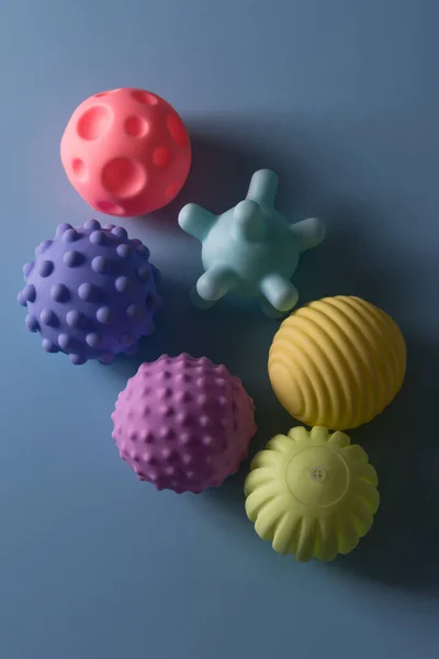 Çocuklar için duyusal toplar, bebekler ve bebekler için desenli plastik çoklu top, çocukların bilişsel ve fiziksel süreçlerini geliştirmek için renkli yumuşak sıkma duyusal oyuncaklar — Stok fotoğraf