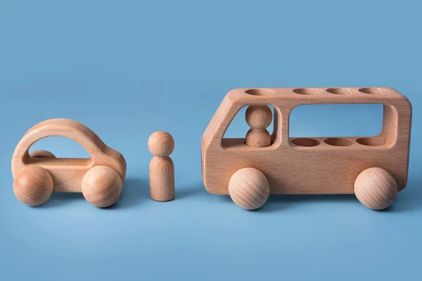 Дерев'яні автомобілі, дитяча іграшка для дитини на синьому фоні. Екологічно чисті, пластикові дитячі іграшки. Освітній Монтессорі вивчення дерев'яних іграшок . — стокове фото