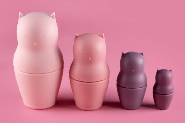 Yuva bebekleri. Silikon matrioshka bebek, eğitici oyuncak. Çocuklar için Montessori oyuncakları, kedi istiflemek çocuk oyuncaklarını engeller. Bebeklerin oyuncak partisi için paskalya yumurtası. Renkli ilk yumuşak bebek oyuncağı.