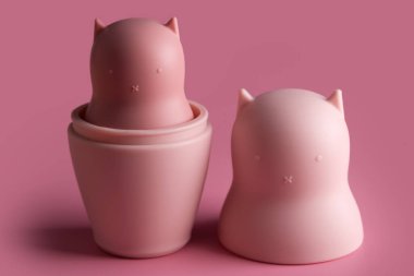 Yuva bebekleri. Silikon matrioshka bebek, eğitici oyuncak. Çocuklar için Montessori oyuncakları, kedi istiflemek çocuk oyuncaklarını engeller. Bebeklerin oyuncak partisi için paskalya yumurtası. Renkli ilk yumuşak bebek oyuncağı.