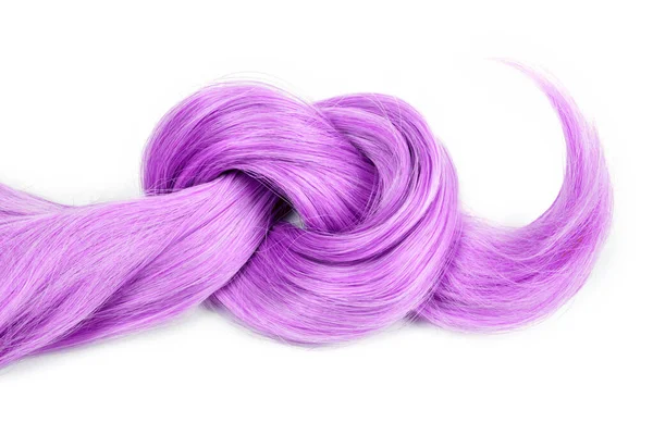 Cerradura de pelo púrpura atada en nudo. Hilo de pelo violeta aislado sobre fondo blanco, vista superior. Servicio de peluquería, fuerza del cabello, corte de pelo, morir o colorear, extensión del cabello, concepto de tratamiento. —  Fotos de Stock