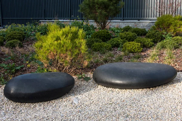 Zen garden dry landscape, or karesansui, japanese rock garden with black stones on white gravel for relaxation and concentration during meditation. Traditional Japanese temple settings — Stock Photo, Image