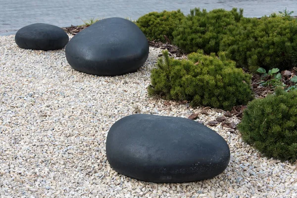 Zen garden dry landscape, or karesansui, japanese rock garden with black stones on white gravel for relaxation and concentration during meditation. Traditional Japanese temple settings — Stockfoto