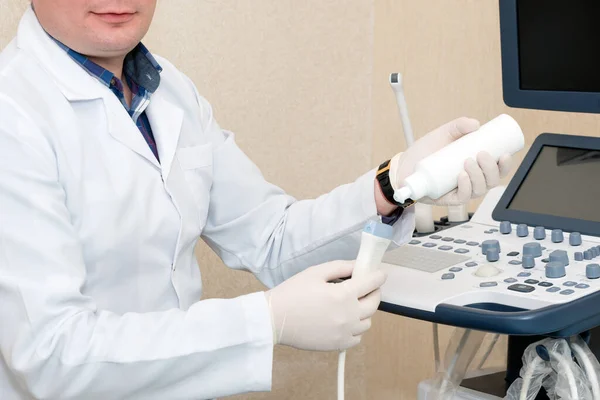 Arzt Führt Ultraschalluntersuchungen Der Klinik Durch Kinderwunsch Und Diagnose Mit — Stockfoto